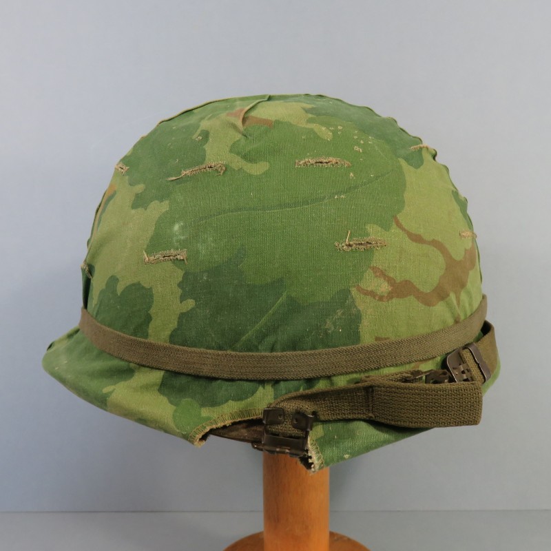 CASQUE US GUERRE DU VIETNAM AVEC COUVRE CASQUE MITCHELL CASQUE USM1 ET LINER MODELE 1966 DATE 1969 ET COUVRE CASQUE 1970