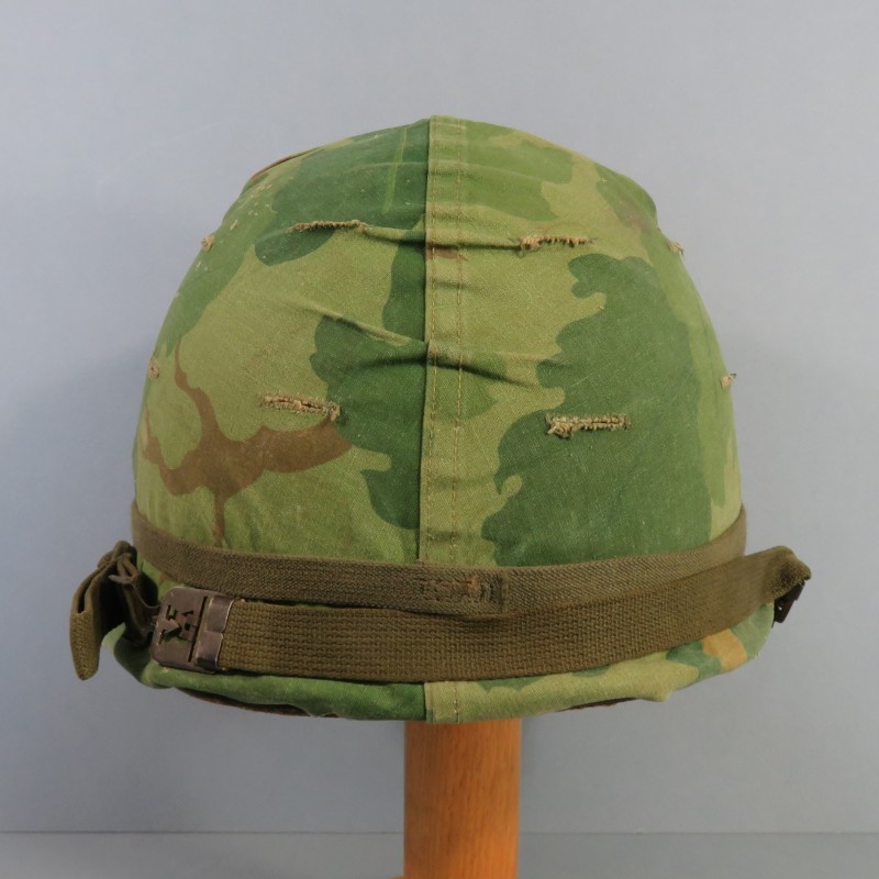 CASQUE US GUERRE DU VIETNAM AVEC COUVRE CASQUE MITCHELL CASQUE USM1 ET LINER MODELE 1966 DATE 1969 ET COUVRE CASQUE 1970