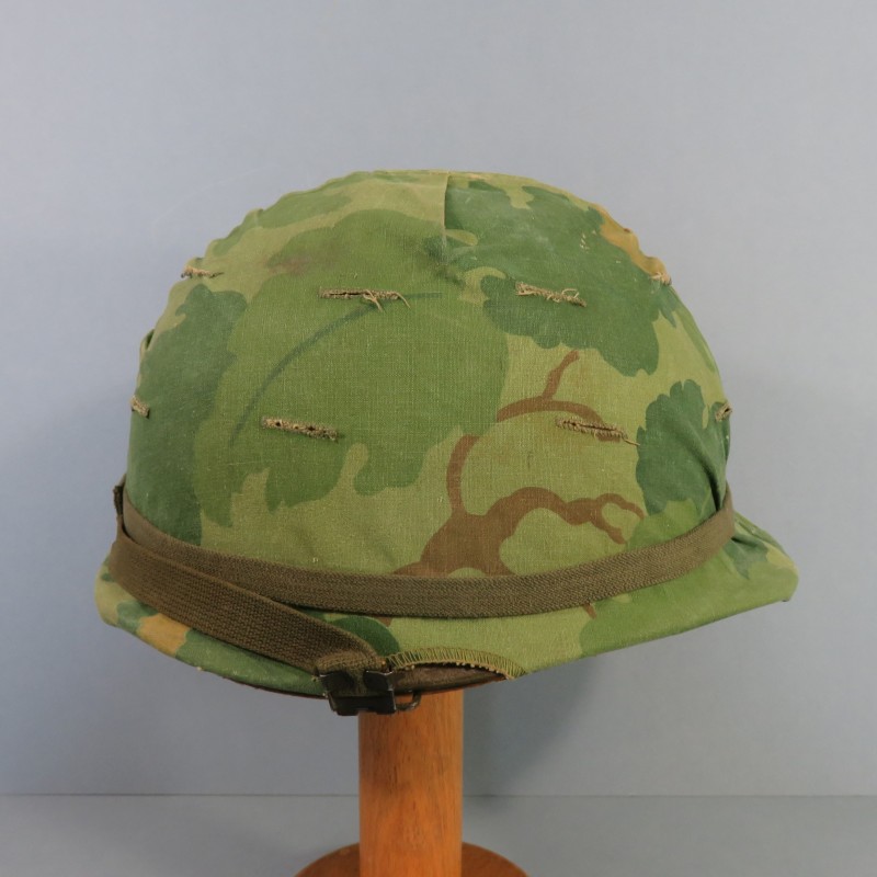 CASQUE US GUERRE DU VIETNAM AVEC COUVRE CASQUE MITCHELL CASQUE USM1 ET LINER MODELE 1966 DATE 1969 ET COUVRE CASQUE 1970