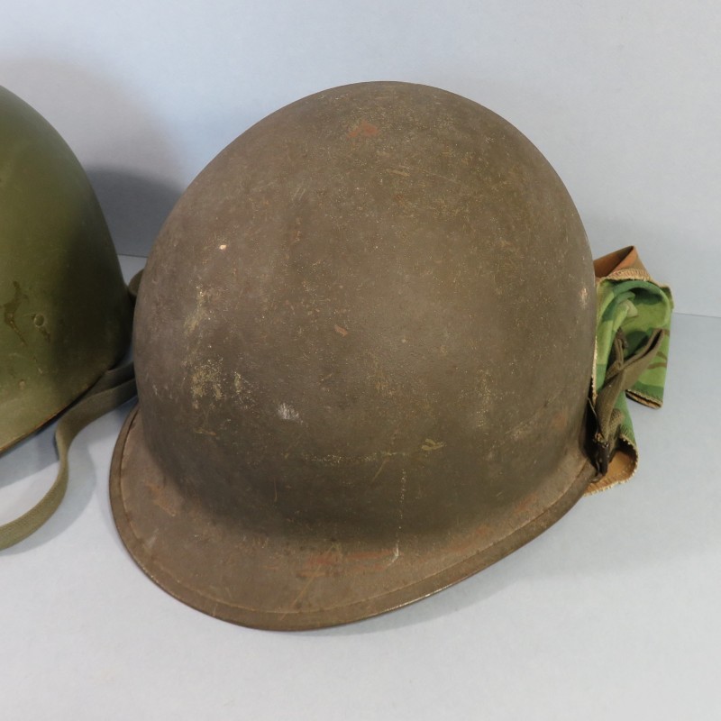 CASQUE US GUERRE DU VIETNAM AVEC COUVRE CASQUE MITCHELL CASQUE USM1 ET LINER MODELE 1966 DATE 1969 ET COUVRE CASQUE 1970