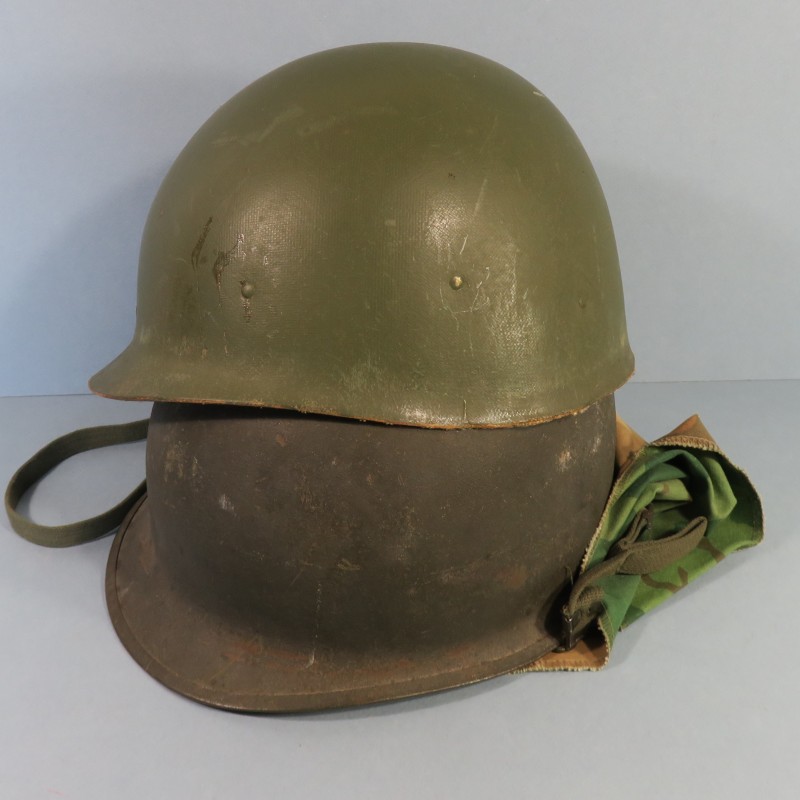 CASQUE US GUERRE DU VIETNAM AVEC COUVRE CASQUE MITCHELL CASQUE USM1 ET LINER MODELE 1966 DATE 1969 ET COUVRE CASQUE 1970