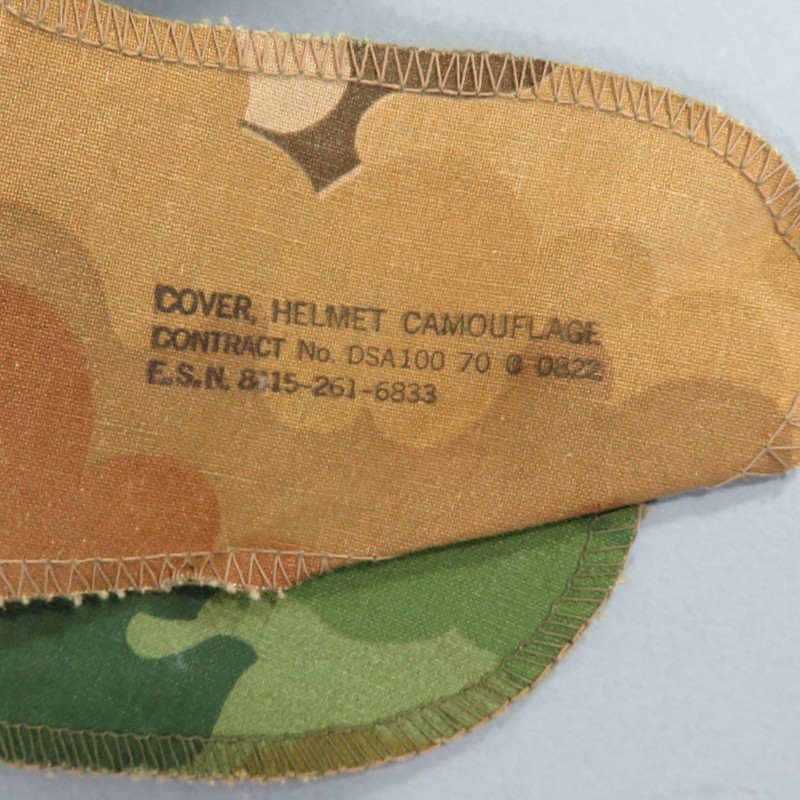 CASQUE US GUERRE DU VIETNAM AVEC COUVRE CASQUE MITCHELL CASQUE USM1 ET LINER MODELE 1966 DATE 1969 ET COUVRE CASQUE 1970