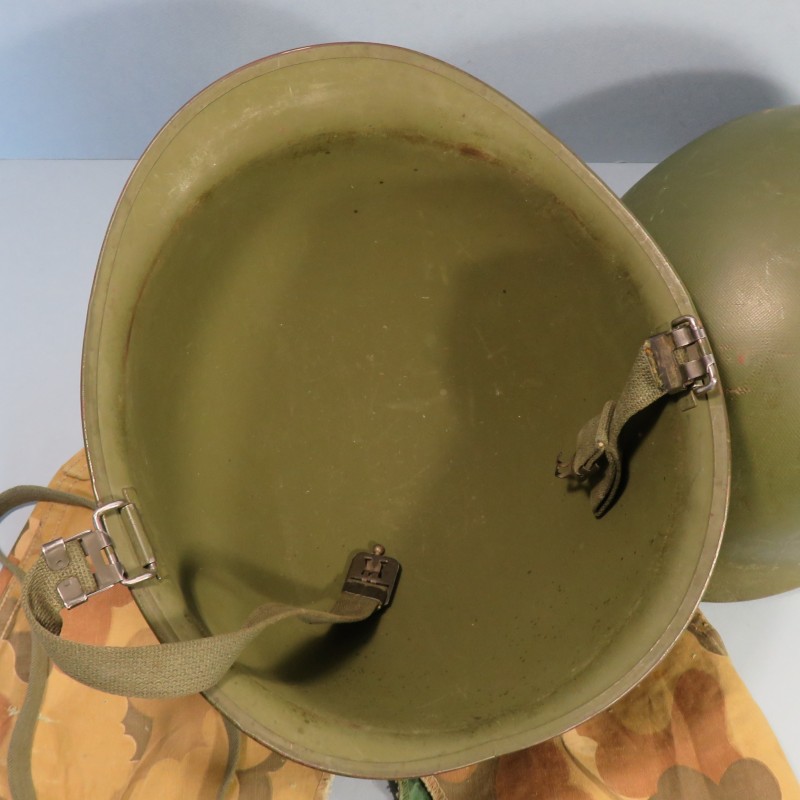 CASQUE US GUERRE DU VIETNAM AVEC COUVRE CASQUE MITCHELL CASQUE USM1 ET LINER MODELE 1966 DATE 1969 ET COUVRE CASQUE 1970