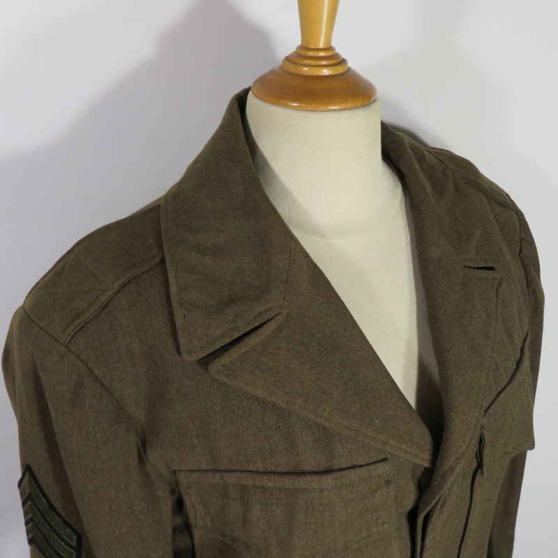 BLOUSON VESTE US " IKE " MODELE 1944 AVEC CALOT SOUTACHE INFANTERIE VESTE ET CALOT AU MEME NOMS