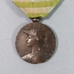 MEDAILLE COMMEMORATIVE DE LA SECONDE EXPEDITION DE MADAGASCAR DE 1895 AVEC SA BARRETTE 1895