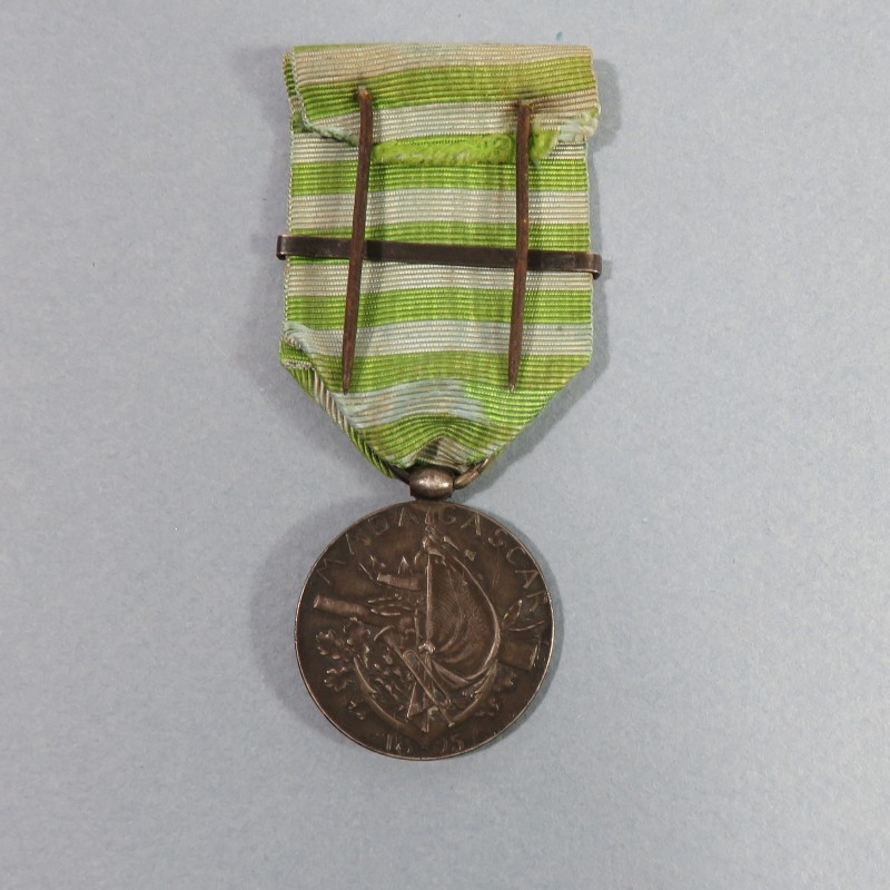 MEDAILLE COMMEMORATIVE DE LA SECONDE EXPEDITION DE MADAGASCAR DE 1895 AVEC SA BARRETTE 1895