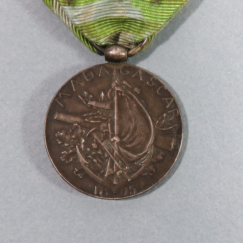 MEDAILLE COMMEMORATIVE DE LA SECONDE EXPEDITION DE MADAGASCAR DE 1895 AVEC SA BARRETTE 1895