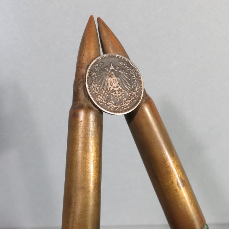 PETIT PRESENTOIR SOUVENIR DE LA GRANDE GUERRE ARTISANAT DE TRANCHEE BALLES ALLEMANDE MAUSER ET PIECE DE 1/2 MARQUE DATEE 1906