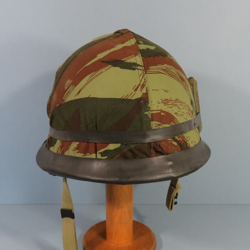 CASQUE FRANCAIS MODELE 1951 AVEC CAPUCHE CAMOUFLEE ET PANSEMENT ETAT NEUF DE STOCK LOURD ET LINER HR. 1955