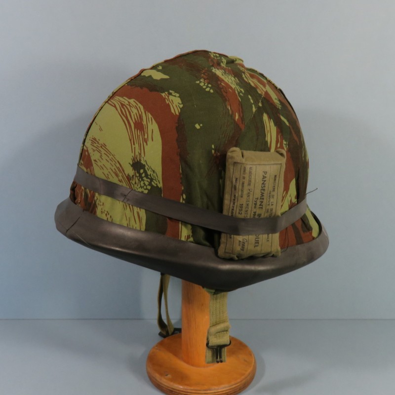 CASQUE FRANCAIS MODELE 1951 AVEC CAPUCHE CAMOUFLEE ET PANSEMENT ETAT NEUF DE STOCK LOURD ET LINER HR. 1955