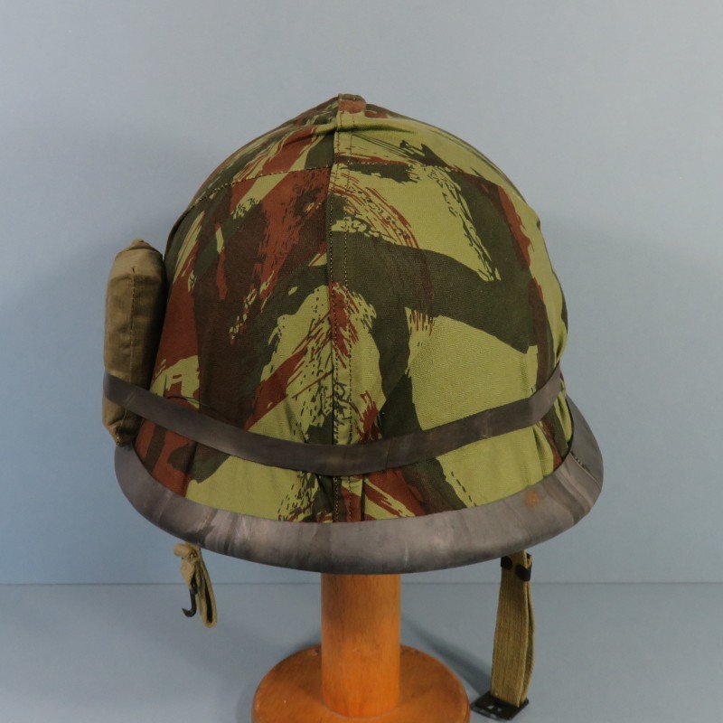 CASQUE FRANCAIS MODELE 1951 AVEC CAPUCHE CAMOUFLEE ET PANSEMENT ETAT NEUF DE STOCK LOURD ET LINER HR. 1955