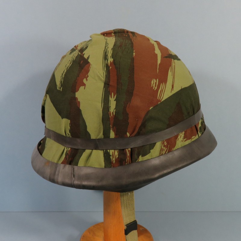 CASQUE FRANCAIS MODELE 1951 AVEC CAPUCHE CAMOUFLEE ET PANSEMENT ETAT NEUF DE STOCK LOURD ET LINER HR. 1955