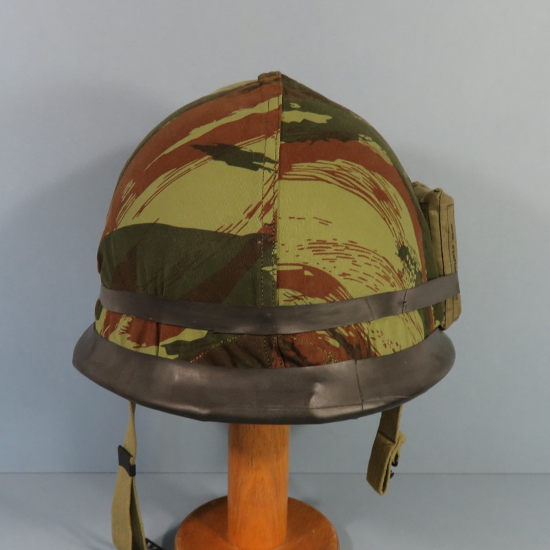 CASQUE FRANCAIS MODELE 1951 AVEC CAPUCHE CAMOUFLEE ET PANSEMENT ETAT NEUF DE STOCK LOURD ET LINER HR. 1955