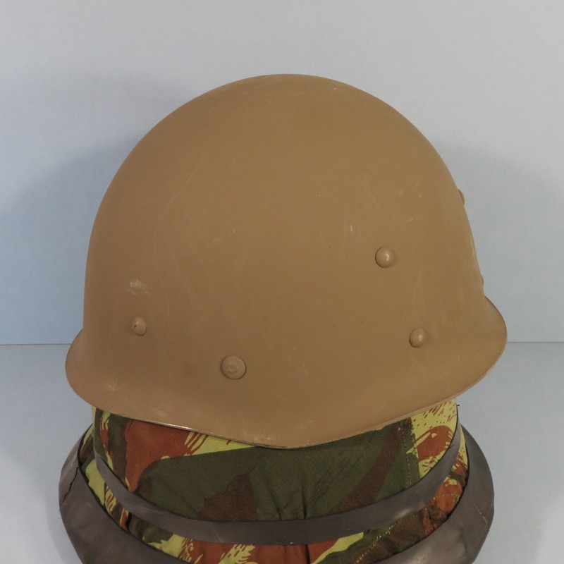 CASQUE FRANCAIS MODELE 1951 AVEC CAPUCHE CAMOUFLEE ET PANSEMENT ETAT NEUF DE STOCK LOURD ET LINER HR. 1955