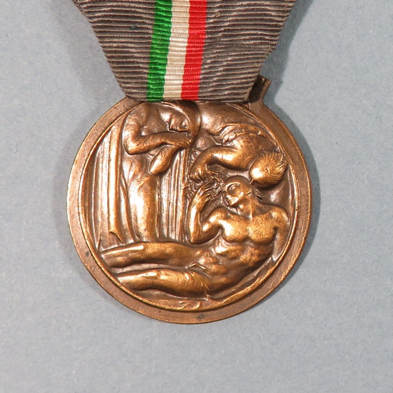 ITALIE MEDAILLE DES VEUVES DE SOLDATS DE LA GUERRE 1914 1918