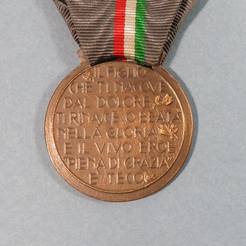 ITALIE MEDAILLE DES VEUVES DE SOLDATS DE LA GUERRE 1914 1918