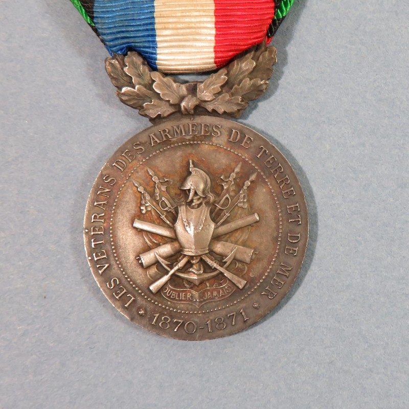 MEDAILLE EN ARGENT DES VETERANS DES ARMEES DE TERRE ET DE MER 1870-1871 FONDEE A PARIS EN 1893