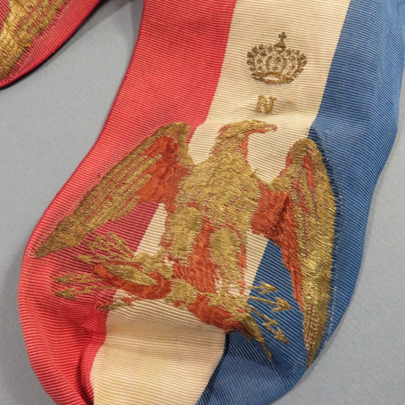 ECHARPE OU CEINTURE DE MAIRE EN MOIRE TRICOLORE AVEC AIGLES BRODES EN CANNETILLE OR AVEC N SURMONTES DE COURONNES SECOND EMPIRE