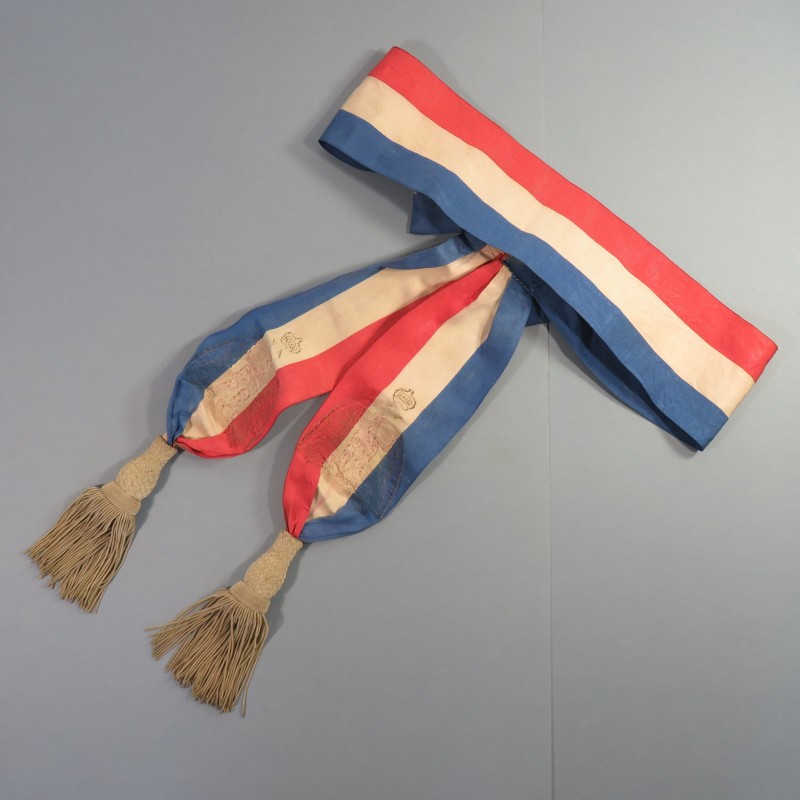 ECHARPE OU CEINTURE DE MAIRE EN MOIRE TRICOLORE AVEC AIGLES BRODES EN CANNETILLE OR AVEC N SURMONTES DE COURONNES SECOND EMPIRE