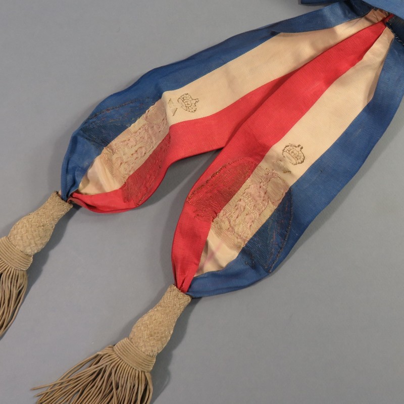 ECHARPE OU CEINTURE DE MAIRE EN MOIRE TRICOLORE AVEC AIGLES BRODES EN CANNETILLE OR AVEC N SURMONTES DE COURONNES SECOND EMPIRE