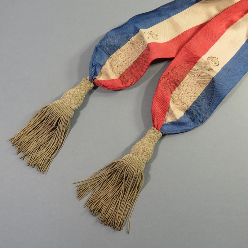 ECHARPE OU CEINTURE DE MAIRE EN MOIRE TRICOLORE AVEC AIGLES BRODES EN CANNETILLE OR AVEC N SURMONTES DE COURONNES SECOND EMPIRE