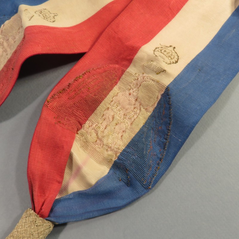 ECHARPE OU CEINTURE DE MAIRE EN MOIRE TRICOLORE AVEC AIGLES BRODES EN CANNETILLE OR AVEC N SURMONTES DE COURONNES SECOND EMPIRE