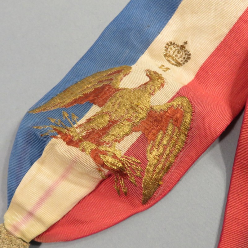 ECHARPE OU CEINTURE DE MAIRE EN MOIRE TRICOLORE AVEC AIGLES BRODES EN CANNETILLE OR AVEC N SURMONTES DE COURONNES SECOND EMPIRE