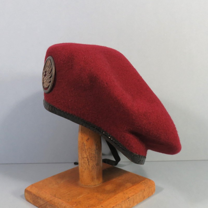 BERET ROUGE ANNEES 1950 COULEUR LIE DE VIN PARACHUTISTES COLONIAUX TAP RCP TAILLE 54 INSIGNE MOURGEON