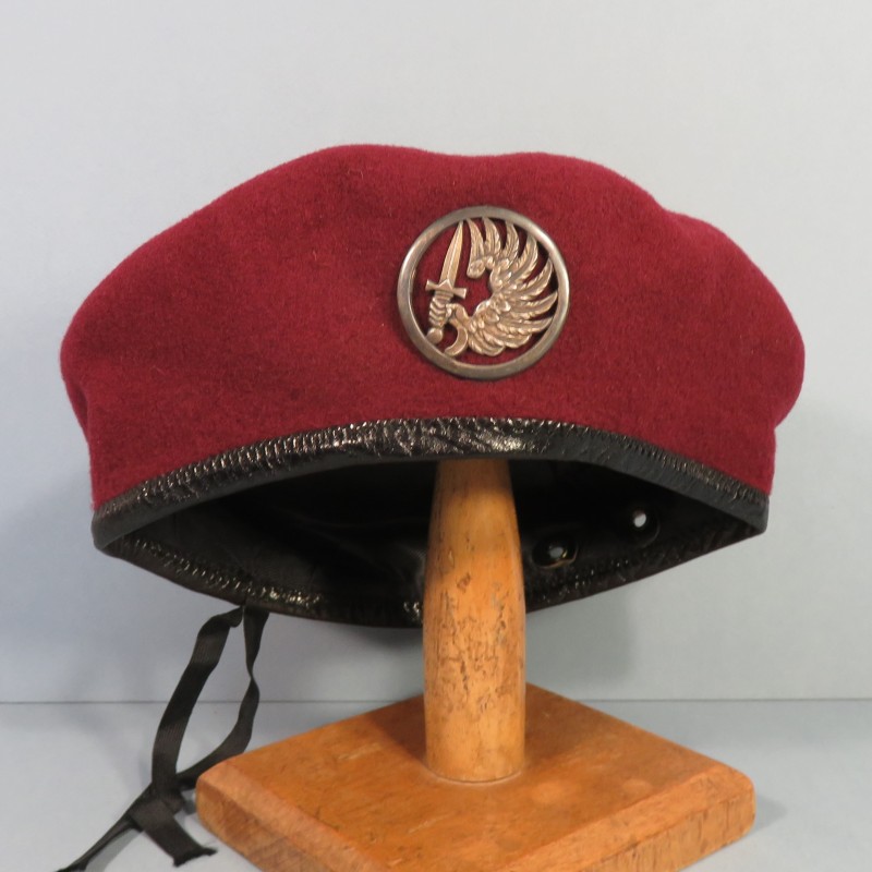 BERET ROUGE ANNEES 1950 COULEUR LIE DE VIN PARACHUTISTES COLONIAUX TAP RCP TAILLE 54 INSIGNE MOURGEON