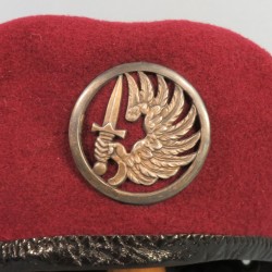 BERET ROUGE ANNEES 1950 COULEUR LIE DE VIN PARACHUTISTES COLONIAUX TAP RCP TAILLE 54 INSIGNE MOURGEON