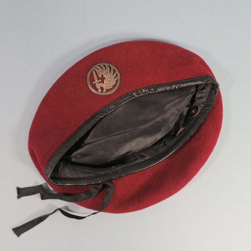 BERET ROUGE ANNEES 1950 COULEUR LIE DE VIN PARACHUTISTES COLONIAUX TAP RCP TAILLE 54 INSIGNE MOURGEON