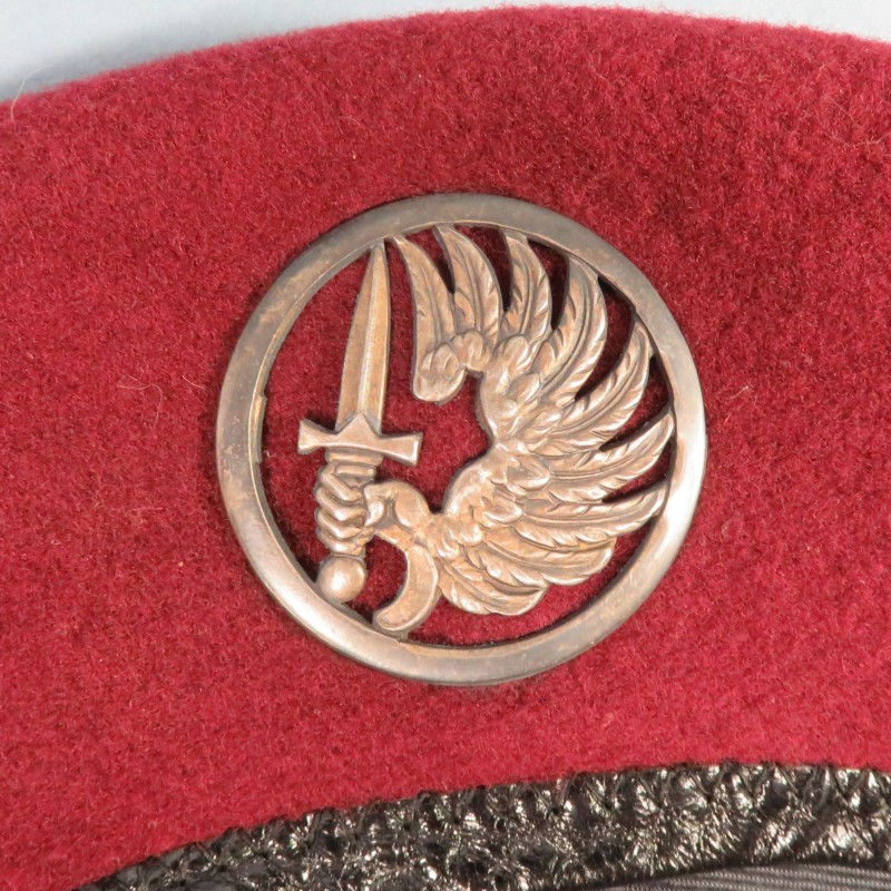 BERET ROUGE ANNEES 1950 COULEUR LIE DE VIN PARACHUTISTES COLONIAUX TAP RCP TAILLE 54 INSIGNE MOURGEON