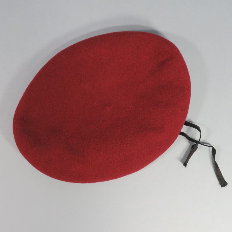 BERET ROUGE ANNEES 1950 COULEUR LIE DE VIN PARACHUTISTES COLONIAUX TAP RCP TAILLE 54 INSIGNE MOURGEON