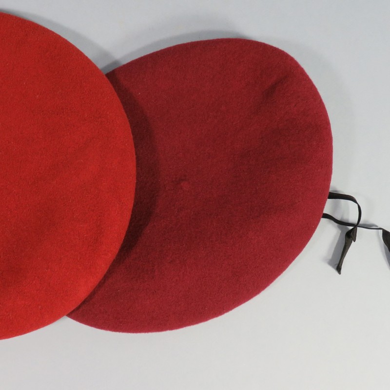 BERET ROUGE ANNEES 1950 COULEUR LIE DE VIN PARACHUTISTES COLONIAUX TAP RCP TAILLE 54 INSIGNE MOURGEON