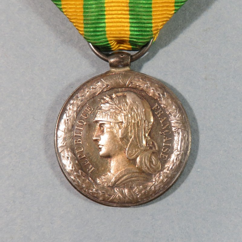 MEDAILLE CAMPAGNE DU TONKIN CHINE ANNAM EN 1883 - 1885 MODELE ARMEE DE TERRE 6 BATAILLES BELIERE OLIVE