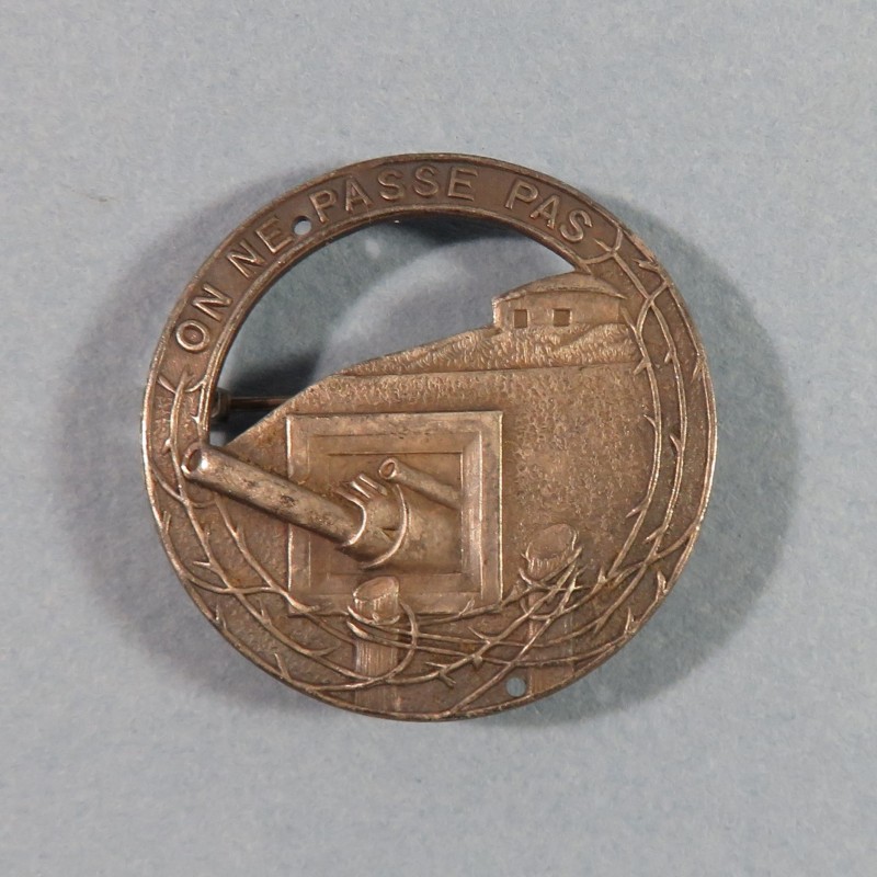 INSIGNE DE BERET DE LA LIGNE MAGINOT MODELE EMBOUTI AVEC ATTACHE EPINGLE 1930 1940 ON NE PASSE PAS