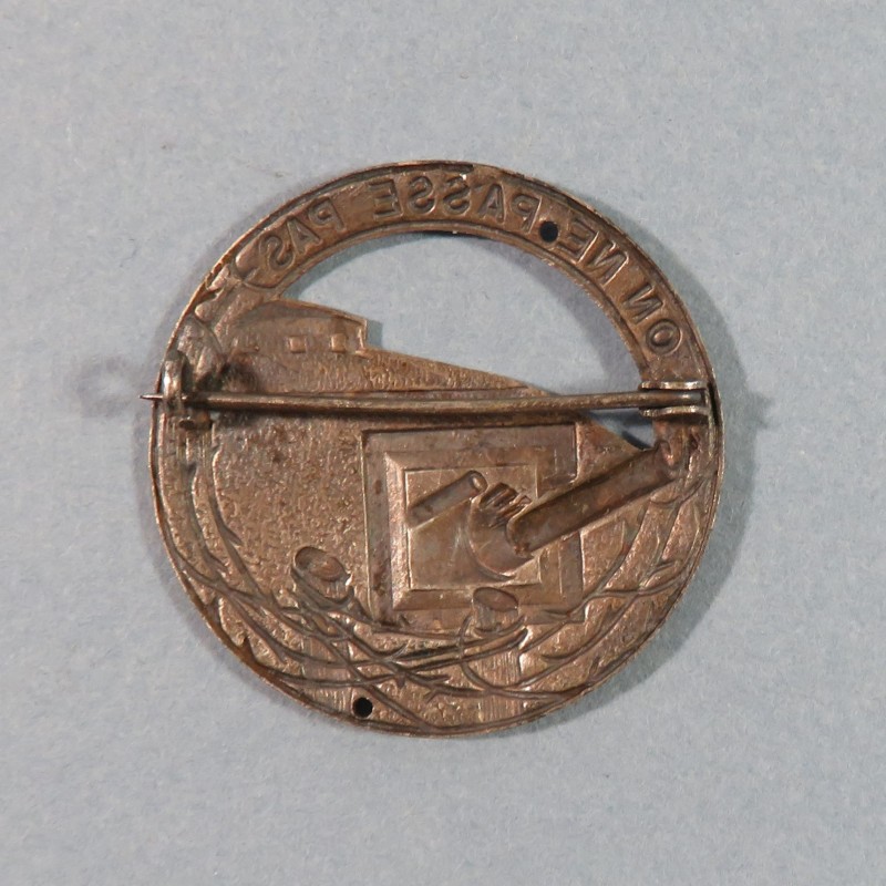 INSIGNE DE BERET DE LA LIGNE MAGINOT MODELE EMBOUTI AVEC ATTACHE EPINGLE 1930 1940 ON NE PASSE PAS