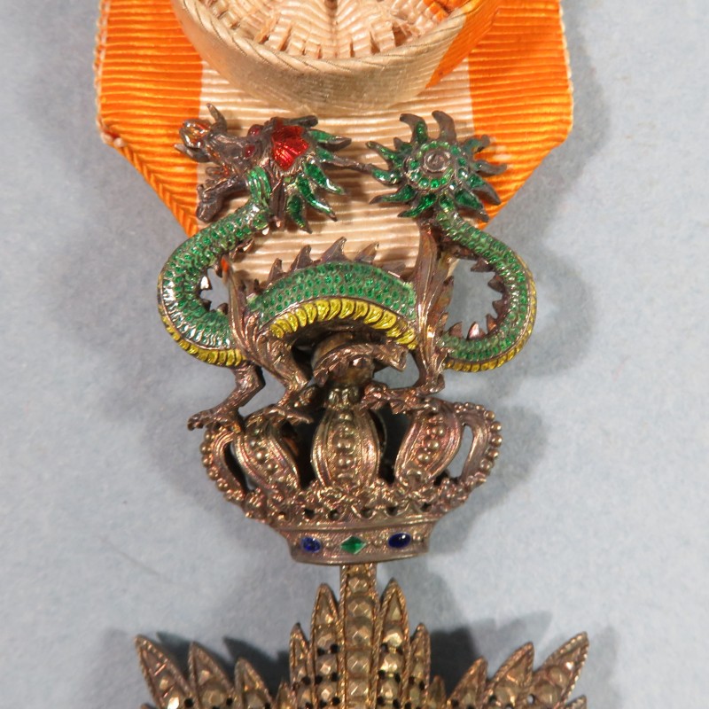 ANNAM MEDAILLE D'OFFICIER DE L'ORDRE DU DRAGON D'ANNAM RUBAN MILITAIRE DU PREMIER TYPE 1886