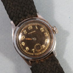 MONTRE DE TYPE MILITAIRE REGLEMENTAIRE MARQUEE ETANCHE FABRICATION DES ANNEES 1950 PETITES SECONDES BRACELET TISSU NOIR