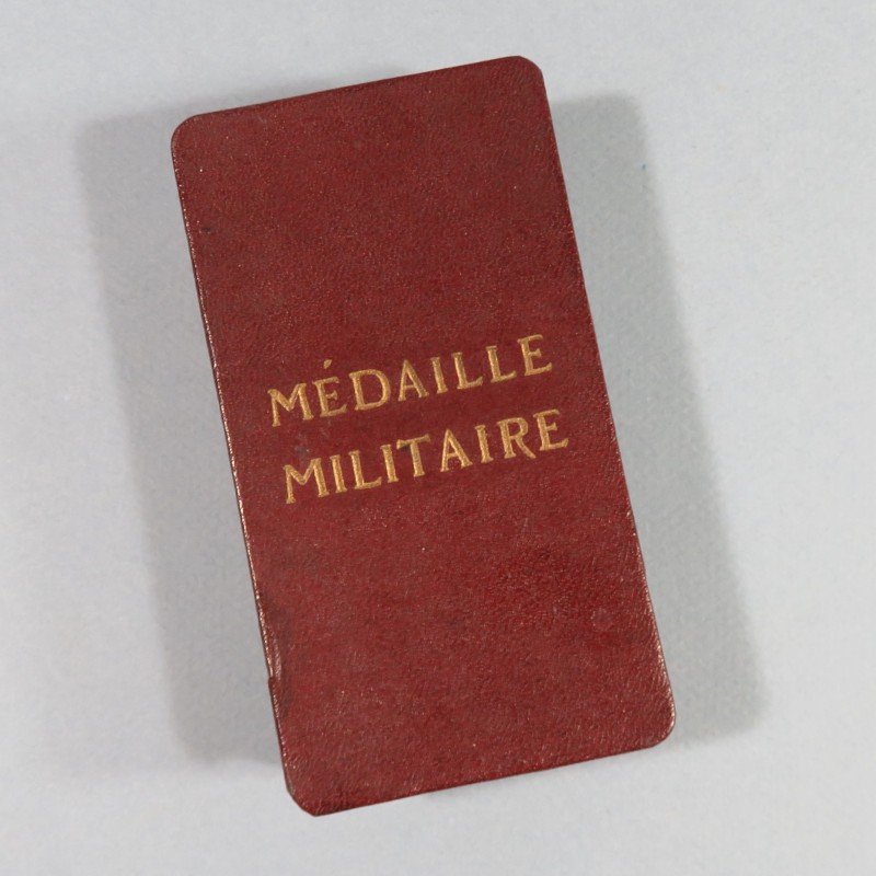 FRANCE ORDRE DE LA MEDAILLE MILITAIRE 3 ème REPUBLIQUE VALEUR ET DISCIPLINE EN ARGENT DANS SA BOITE CARTON