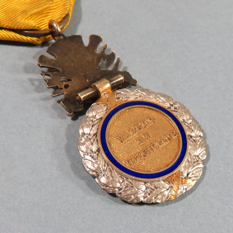 FRANCE ORDRE DE LA MEDAILLE MILITAIRE 3 ème REPUBLIQUE VALEUR ET DISCIPLINE EN ARGENT DANS SA BOITE CARTON