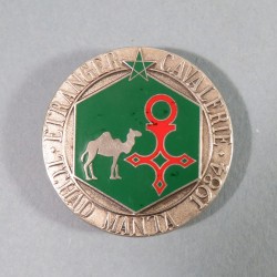 INSIGNE MILITAIRE LEGION ETRANGERE 1 er REC 3 ème ESCADRON TCHAD MANTA 1984 MARQUE AU DOS CAMERONE 84 ET NUMEROTE 018