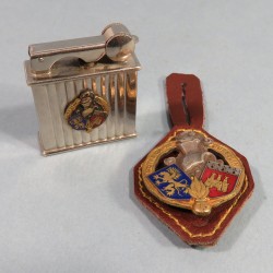 INSIGNE ET BRIQUET SOUVENIR DU 71 ème RI REGIEMENT D'INFANTERIE DU GUESCLIN FABRICATION DRAGO BERANGER ET DRAGO PARIS NICE