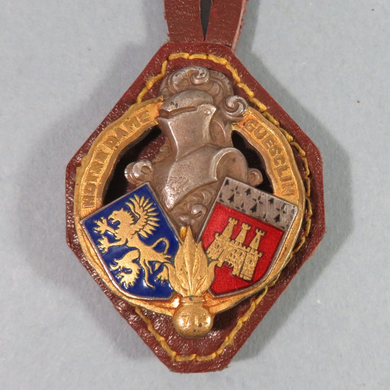 INSIGNE ET BRIQUET SOUVENIR DU 71 ème RI REGIEMENT D'INFANTERIE DU GUESCLIN FABRICATION DRAGO BERANGER ET DRAGO PARIS NICE