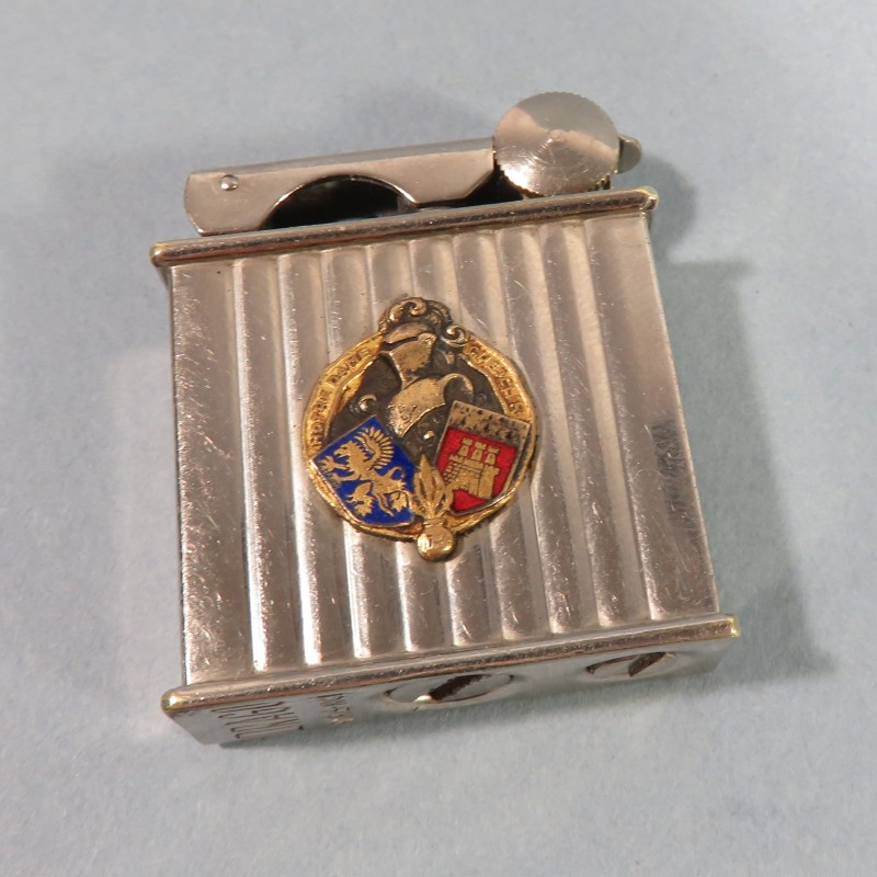 INSIGNE ET BRIQUET SOUVENIR DU 71 ème RI REGIEMENT D'INFANTERIE DU GUESCLIN FABRICATION DRAGO BERANGER ET DRAGO PARIS NICE