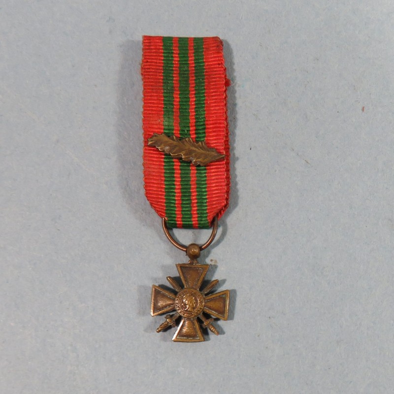 FRANCE REDUCTION DE LA CROIX DE LA SECONDE GUERRE DATEE AU DOS 1939 AVEC UNE PALME POUR CITATION MINIATURE WAR CROSS WW2