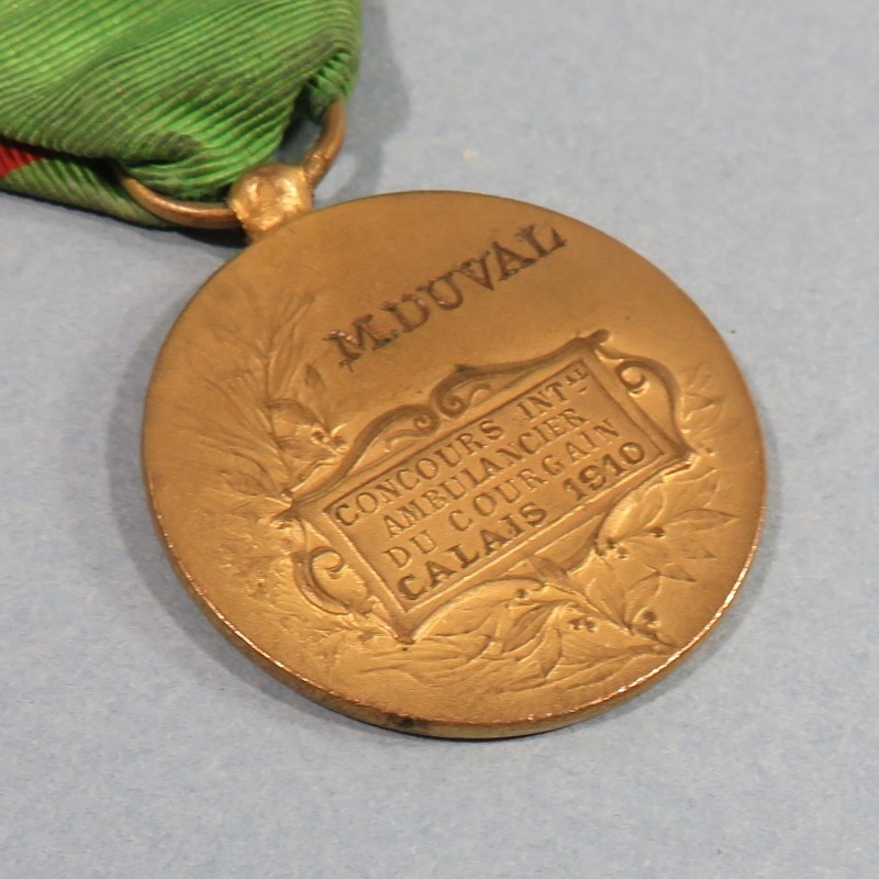 FRANCE MEDAILLE EN BRONZE DORE DU CONCOURS INTERNATIONAL D'AMBULANCIER DU COURGAIN CALAIS 1910 ATTRIBUE A M. DUVAL