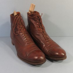 PAIRE DE CHAUSSURES OU BOTTINES EN CUIR VERNIS MARRON POUR OFFICIERS MODELE CIVIL 1900 1914 1931