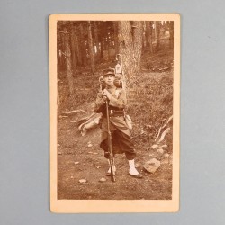 PHOTO CARTONNEE FORMAT 16 X 10 D'UN SOLDAT DU 141 ème RIC REGIMENT D'INFANTERIE DE LIGNE OU TERRITORIALE EN CAMPAGNE VERS 1900