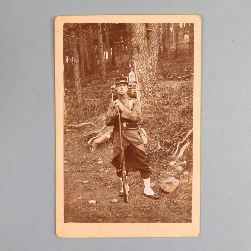 PHOTO CARTONNEE FORMAT 16 X 10 D'UN SOLDAT DU 141 ème RIC REGIMENT D'INFANTERIE DE LIGNE OU TERRITORIALE EN CAMPAGNE VERS 1900